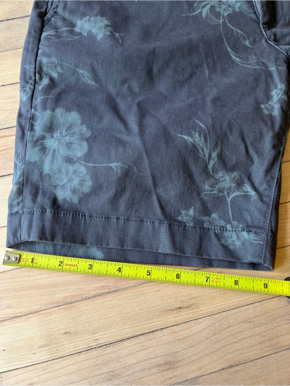 AG grey wanderer shorts w/ tropical print size 30 - Picture 4 of 8